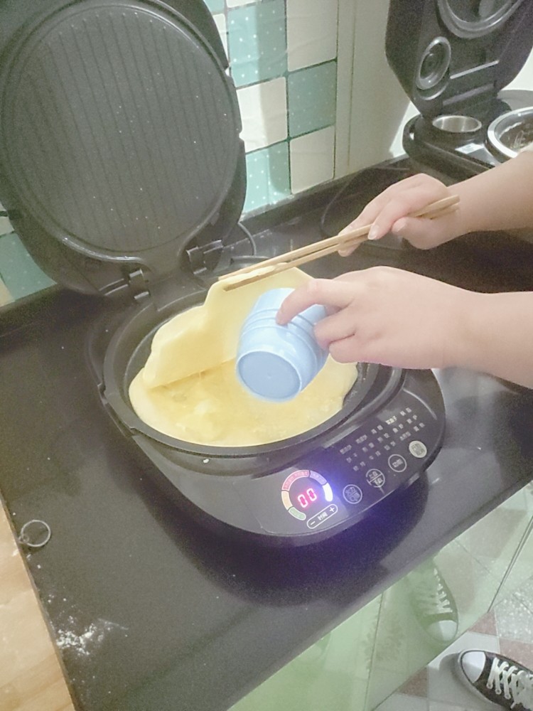 鸡蛋灌饼,面饼熟了差不多的时候，把鸡蛋倒入面饼进去。