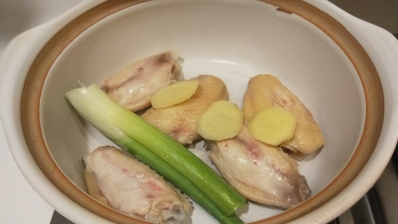 小米炖海参,加入葱姜,在加入纯净水。