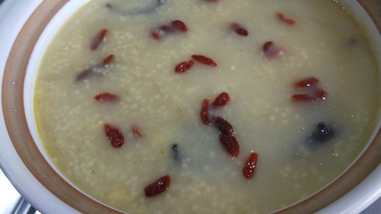 小米炖海参,加入枸杞,白胡椒