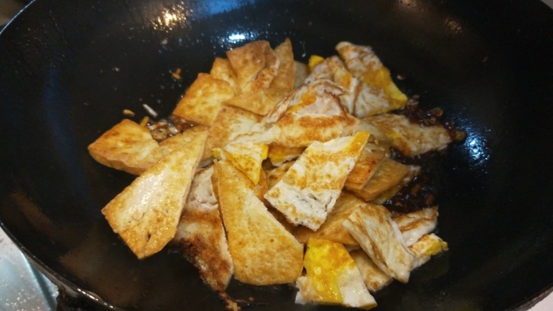 油菜豆腐,倒入豆腐鸡蛋。