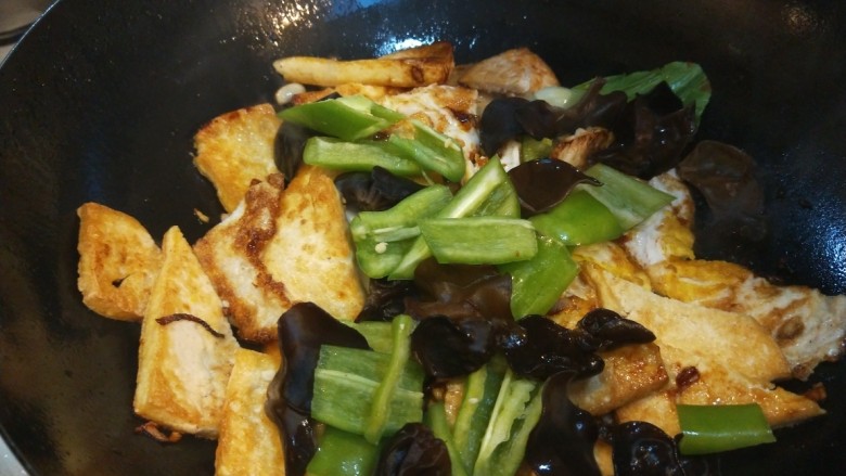 油菜豆腐,加入黑木耳,生抽。鲜鸡汤。