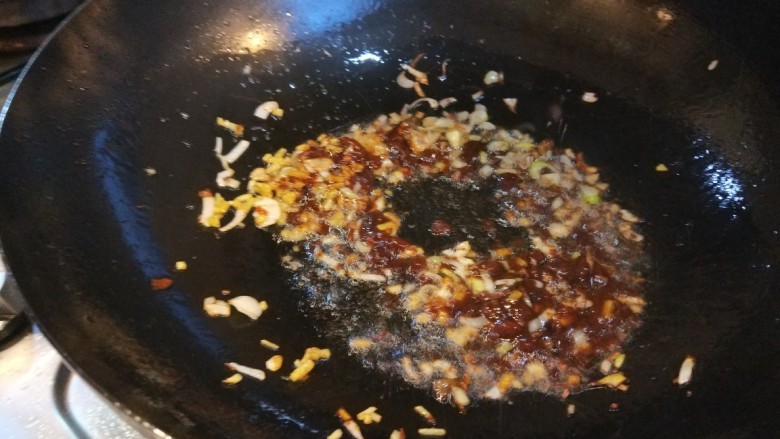 油菜豆腐,倒入豆瓣酱,耗油,倒炒均匀。