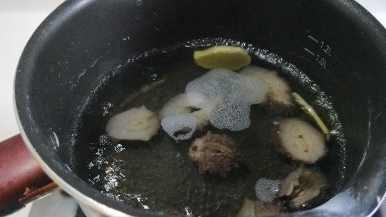 小米炖海参,倒入锅中加入姜片,料酒煮五分钟捞出来备用。