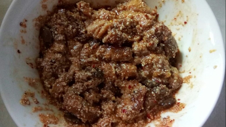 川香粉蒸肉,加水调至滋润。