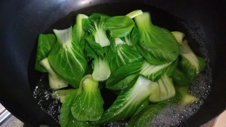 油菜豆腐,油菜提前清炒出锅。