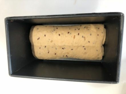 黑糖谷物吐司,将面团擀开,卷起来放入450吐司模具里,进醒发箱发酵