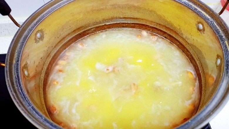 羊肉、上海青糊涂面条,大火煮开放入<a style='color:red;display:inline-block;' href='/shicai/ 505'>玉米面</a>、羊肉,转中小火煮15分钟