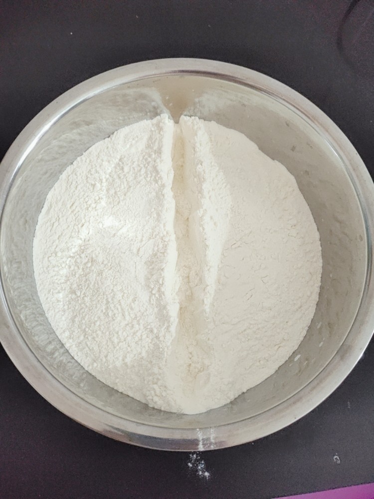 炸菜角,从中间分成两半儿。,一半用开水烫面搅成絮状。