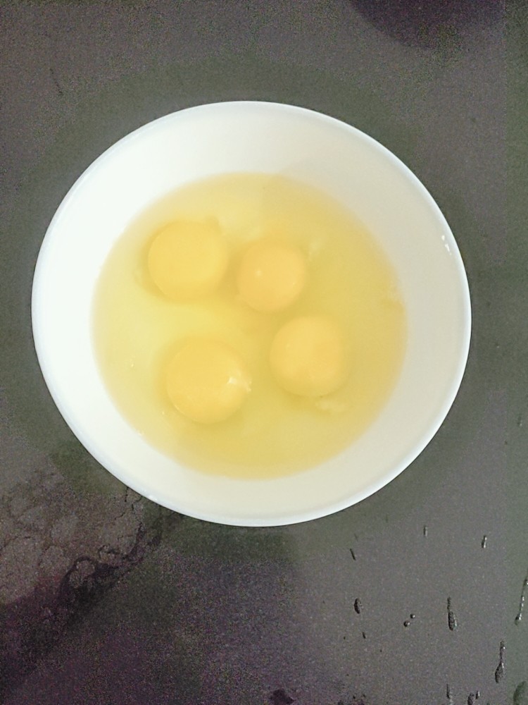 炸菜角,四个<a style='color:red;display:inline-block;' href='/shicai/ 9'>鸡蛋</a>打散,