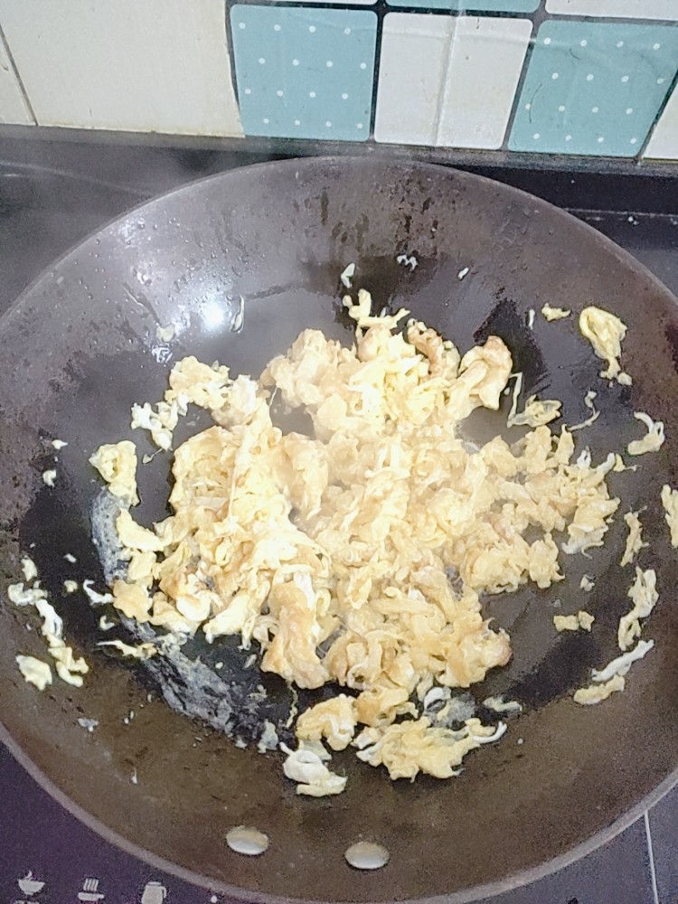 炸菜角,锅中烧油,倒入鸡蛋液。打散