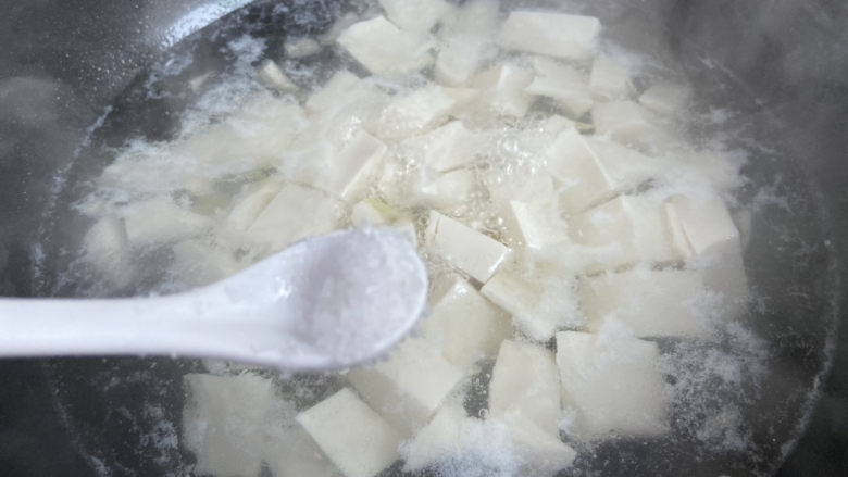 油菜豆腐,加入适量盐,烧开