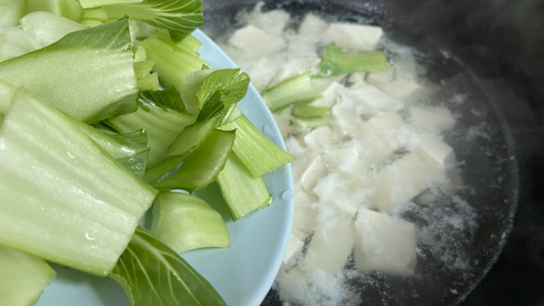 油菜豆腐,放入菜梆子煮两分钟