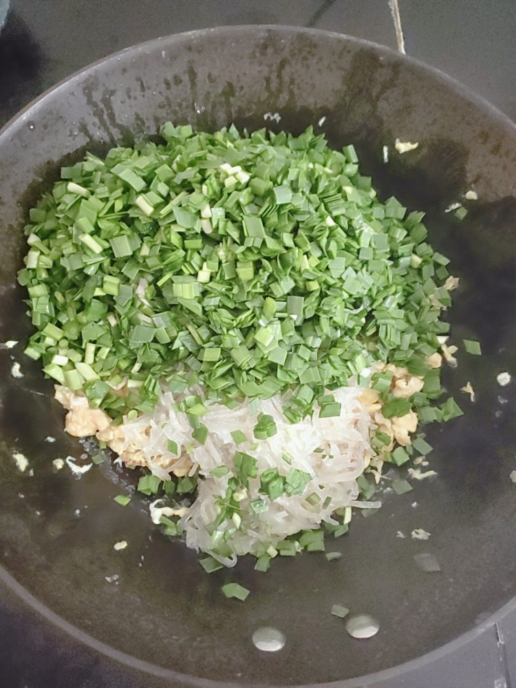 炸菜角,切好的<a style='color:red;display:inline-block;' href='/shicai/ 116'>韭菜</a>,凉量的鸡蛋,和粉条都到在一起。