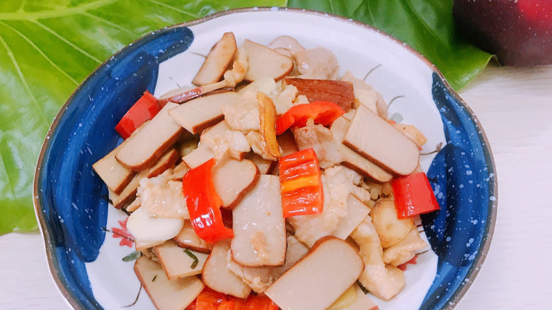 鸡蛋干炒肉片,装盘即可食用。