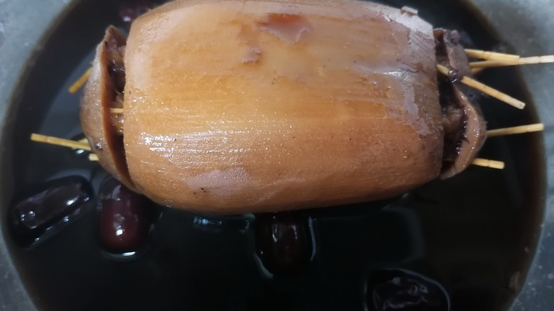 糯米藕,煮至里面的糯米软糯藕上色即可,大概小火煮三小时左右