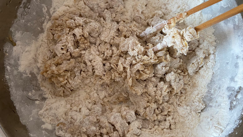 松软红糖馒头,用筷子拌成絮状,然后揉成面团