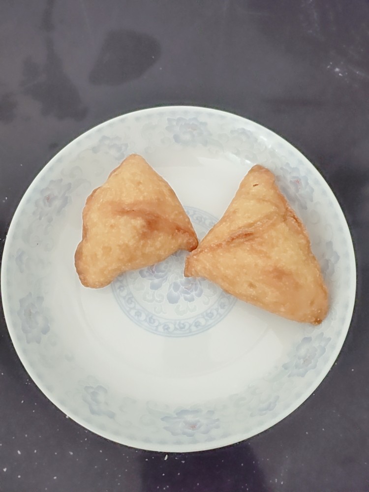 炸菜角,油温七成下入菜角,炸至金黄捞出。