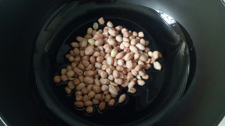 醋泡花生米,开小火慢炸(不想用太多油炸,到比炒菜多一点的油,慢慢翻炒也可以)