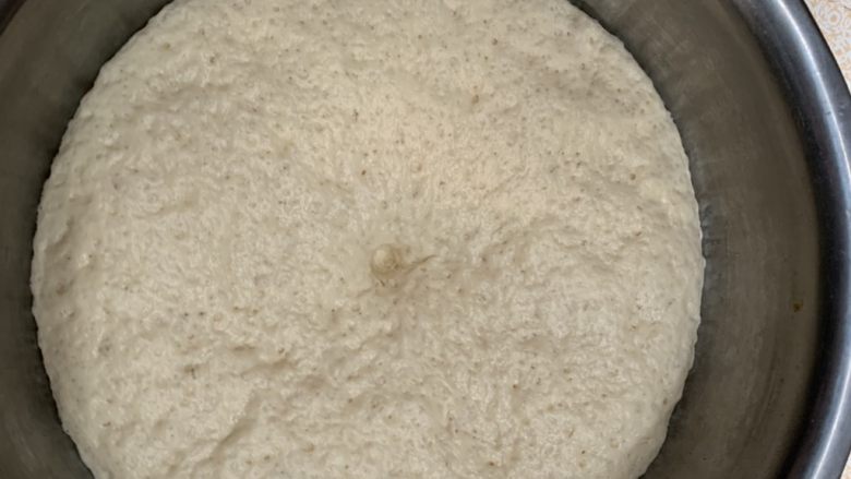 韭菜素包子,两倍大后,中间戳一个洞不回缩,手指不沾面团就可以了。