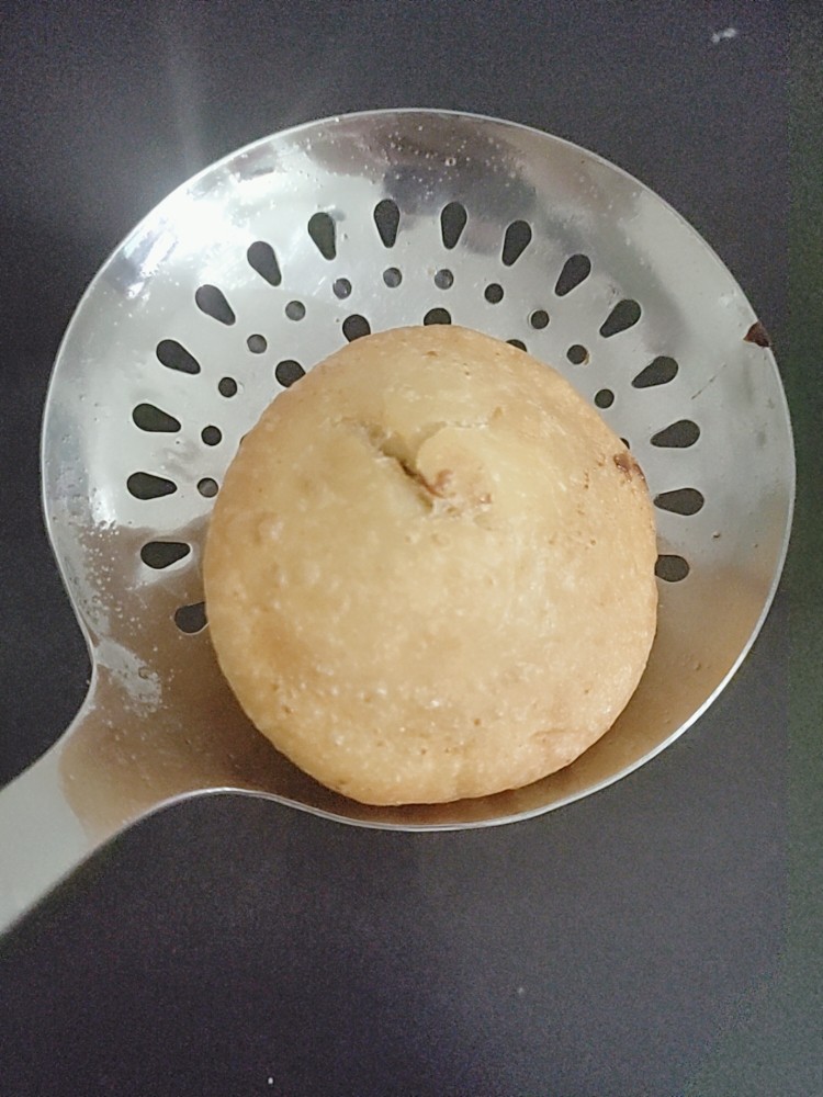 炸糖糕,炸至外表酥脆熟透捞出控油,好吃的炸糖糕就做好了。