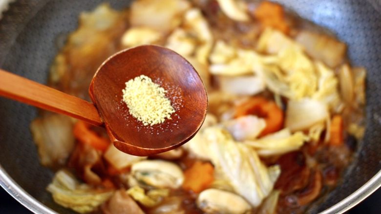 大白菜炖粉条,再加入<a style='color:red;display:inline-block;' href='/shicai/ 756'>鸡精</a>增加口感,不喜欢的可以不加。