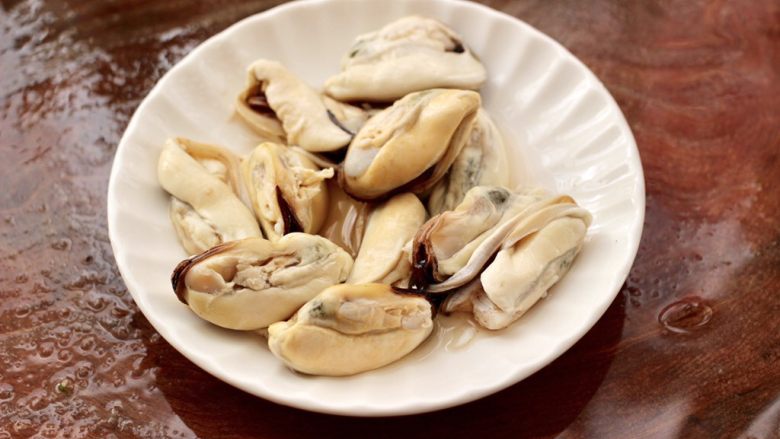 大白菜炖粉条,海虹肉加入<a style='color:red;display:inline-block;' href='/shicai/ 718'>料酒</a>腌制10分钟,这样口感更鲜美嫩滑。
