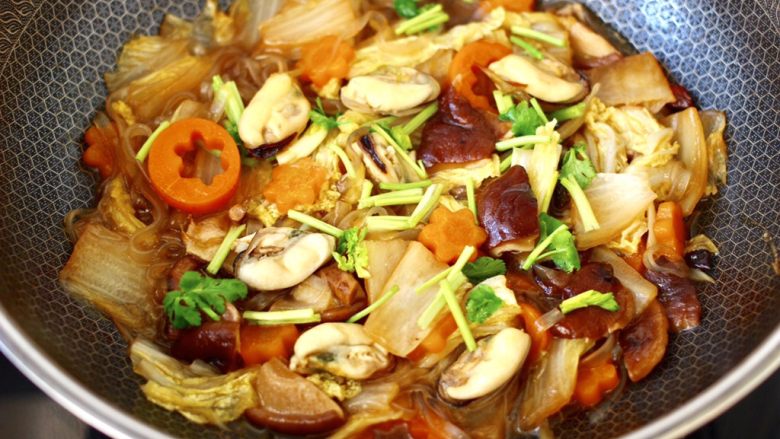 大白菜炖粉条,撒上香菜段,即可关火。