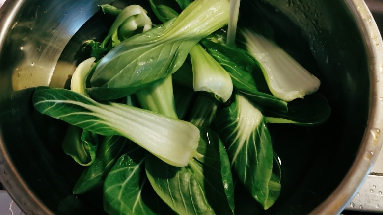 油菜豆腐,<a style='color:red;display:inline-block;' href='/shicai/ 115'>油菜</a>择去老叶 清洗干净