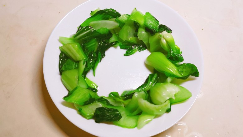 油菜豆腐,放入盘中 中间留出空间
