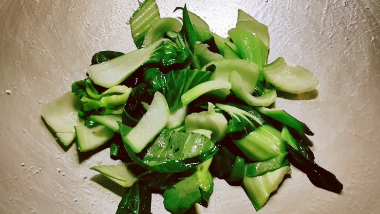 油菜豆腐,起油锅 放入一汤匙食用油 油热放入油菜 翻炒熟 加入2克盐入味