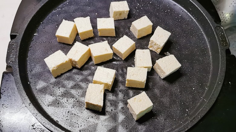 油菜豆腐,煎烤机sha刷一层油 放入豆腐煎