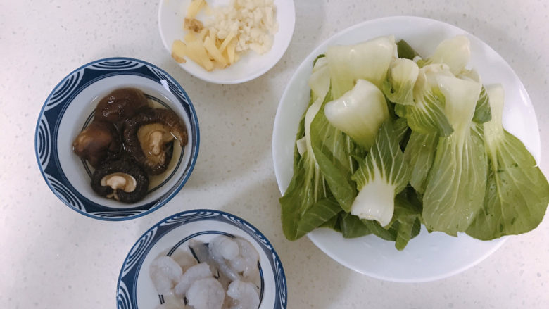 油菜炒虾仁,所需食材如图。