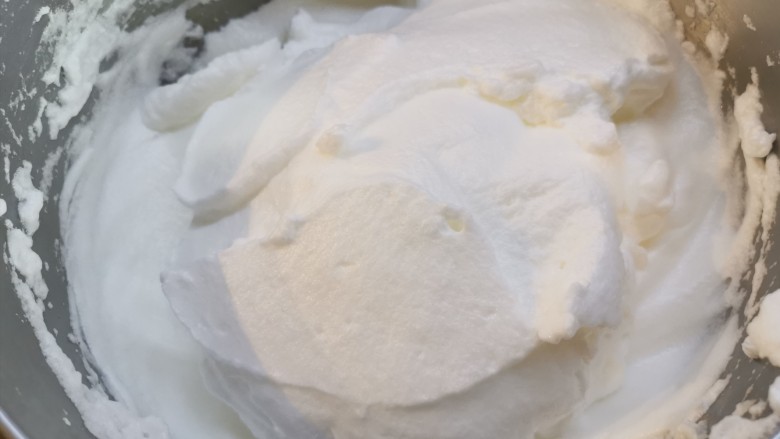 软绵绵滑嫩嫩的古早蛋糕,蛋白打发到干性发泡,插入筷子直立不倒