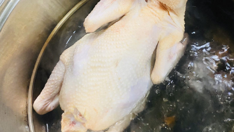 家庭版白切鸡,水开放入鸡,浸泡全身。