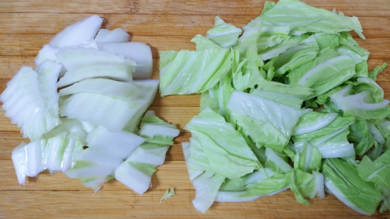 大白菜炖粉条,<a style='color:red;display:inline-block;' href='/shicai/ 113'>大白菜</a>洗干净,菜梆和菜叶分开切成块。