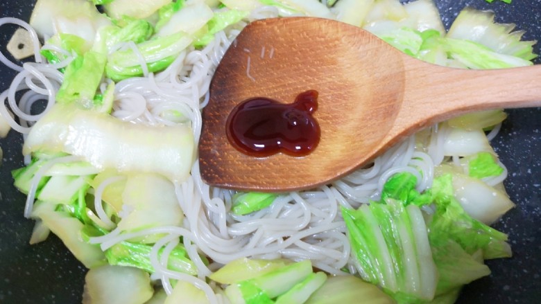 大白菜炖粉条,放<a style='color:red;display:inline-block;' href='/shicai/ 721'>蚝油</a>翻炒均匀,焖一分钟左右,让粉条入味。