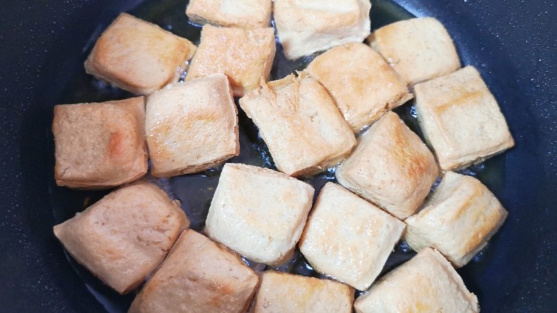 油菜豆腐,中小火炸至两面金黄,盛出备用。