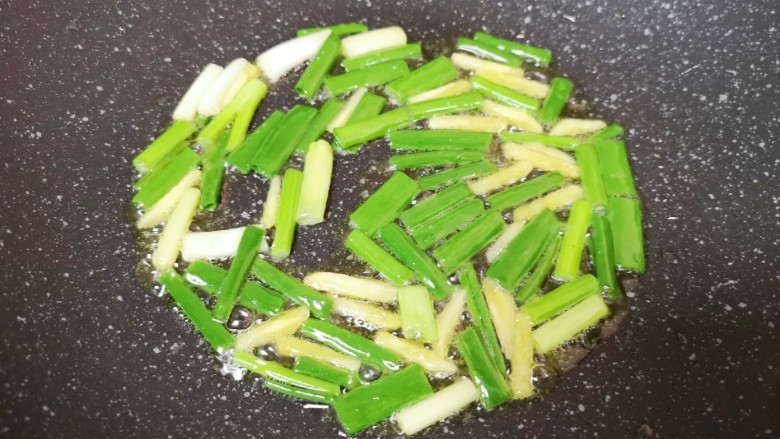 油菜豆腐,炒锅内倒适量的食用油烧热,下入葱段炒香。