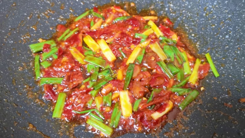 油菜豆腐,加入一勺<a style='color:red;display:inline-block;' href='/shicai/ 705'>豆瓣酱</a>炒出香味。