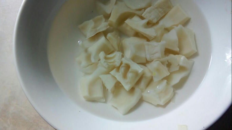 笋香冬瓜烧鸭排,贵州方竹笋泡发三天后,切块。