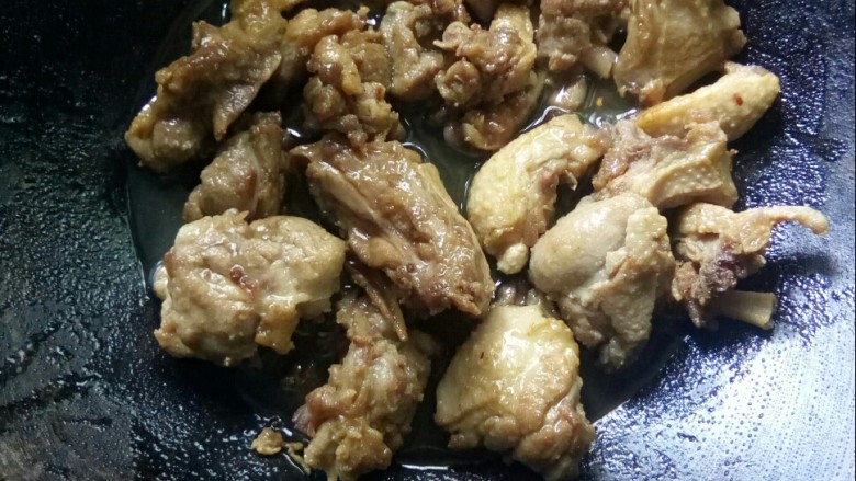 笋香冬瓜烧鸭排,鸭排爆香后,铲出。