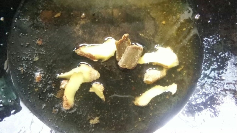 笋香冬瓜烧鸭排,炒锅留底油,放入姜片和香料块小火炒香。