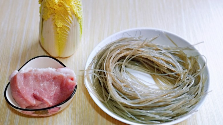 大白菜炖粉条,准备食材。