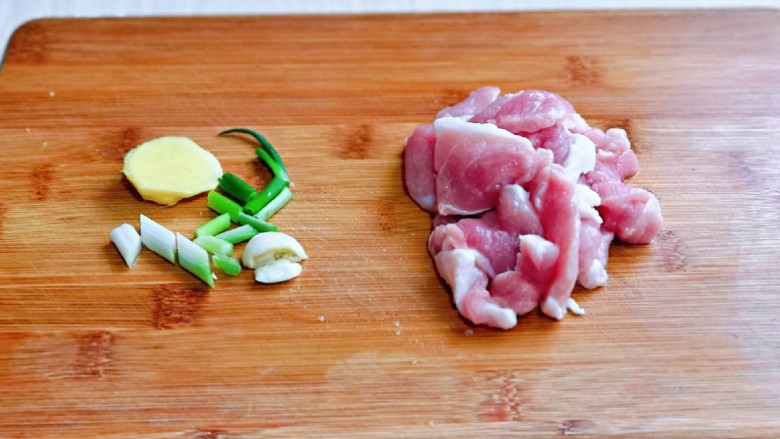 大白菜炖粉条,<a style='color:red;display:inline-block;' href='/shicai/ 414'>猪肉</a>洗干净切片,葱姜蒜去皮切好。