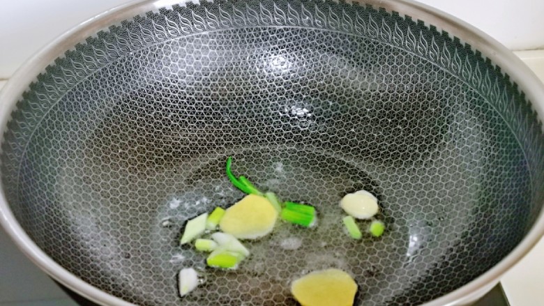 大白菜炖粉条,起油锅,加入葱姜蒜煸炒出香味。