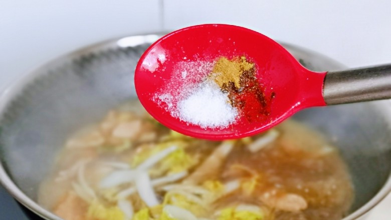 大白菜炖粉条,按个人口味加入盐,<a style='color:red;display:inline-block;' href='/shicai/ 829'>十三香</a>。