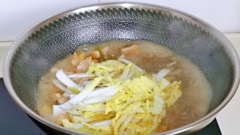 大白菜炖粉条,再加入泡软的粉条,白菜丝,中火烧5-8分钟。