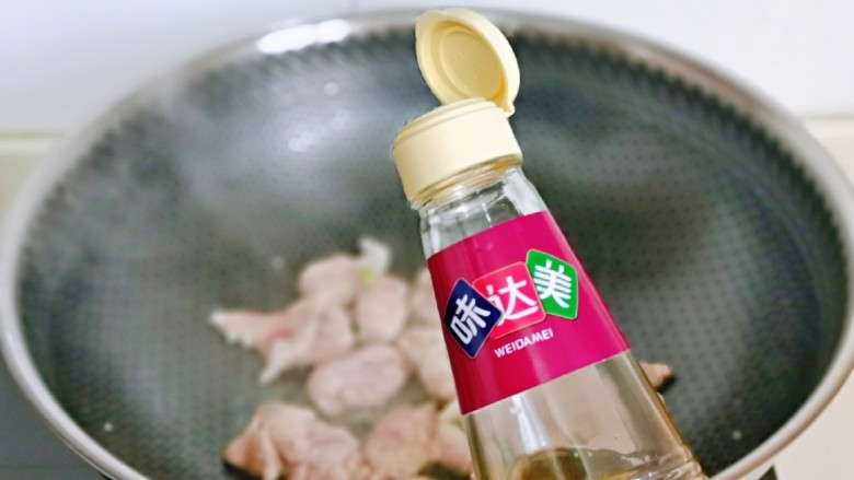 大白菜炖粉条,炒至变色，加入<a style='color:red;display:inline-block;' href='/shicai/ 718'>料酒</a>。