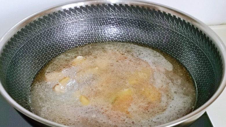 大白菜炖粉条,加入纯净水,大火烧开后转中火炖煮10分钟。(水量可以自己掌握,但是不建议太少,因为粉条很吸汤)