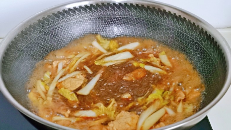 大白菜炖粉条,大火收汤,不需要收干哈,这道菜一定要有些汤汁才好吃。